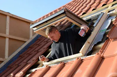 Pose de fenêtre de toit et velux par un couvreur à Verdelais
